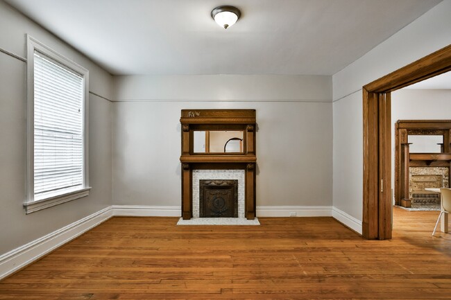 Building Photo - Charming 2-Bedroom Unit Near The Grove!