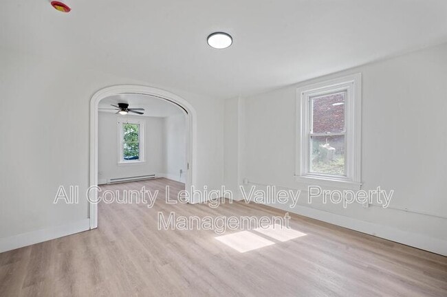Building Photo - 122 E Goepp St