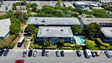 Building Photo - 320 Vía Casitas