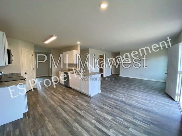 Building Photo - 2608 W Kings Cyn Dr