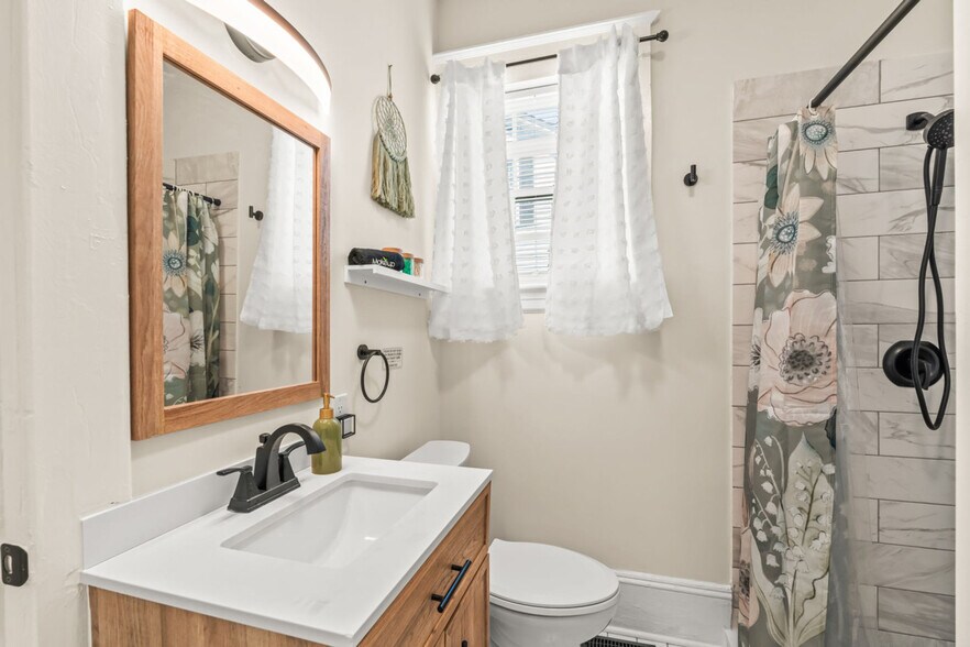 Building Photo - 808 Carrick St