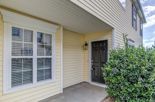 Building Photo - 3 Bedroom Townhouse in Wakefield with 1 Ca...