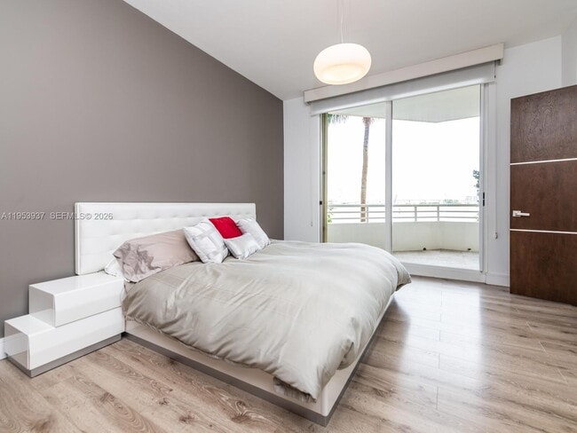 Building Photo - 888 Brickell Key Dr