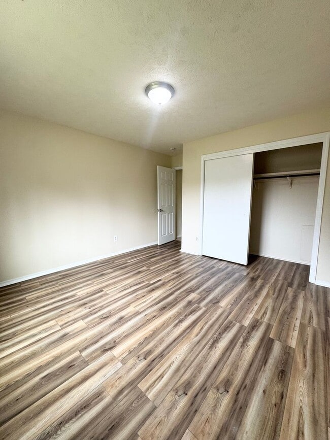 Building Photo - Spacious Two Bedroom Home! Available Now!
