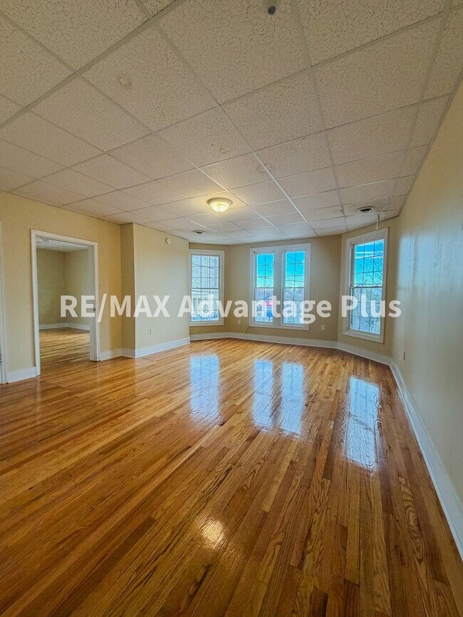 Building Photo - 400 S Main St