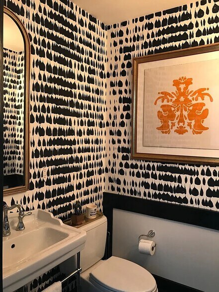 Powder Room - 1830 Thames St