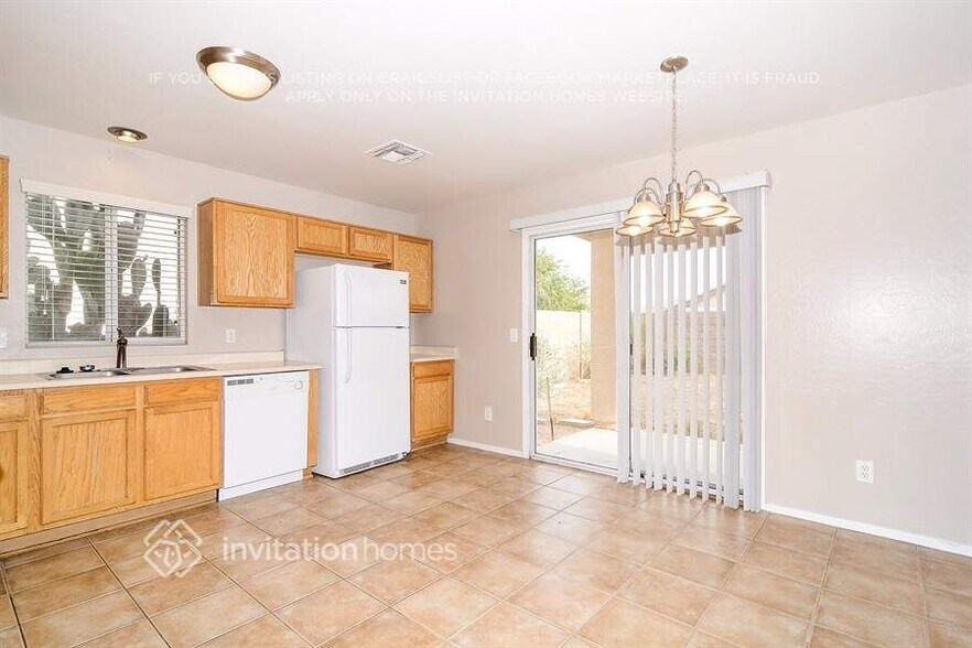 Building Photo - 12119 W Columbine Dr
