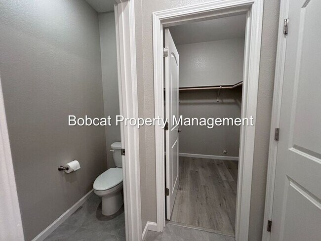 Building Photo - 860 Furlong Dr