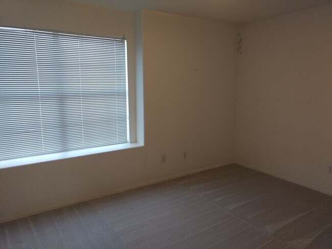Building Photo - 3213 E Rosemonte Dr