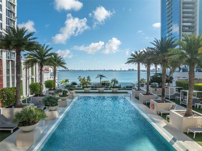 Building Photo - 600 NE 27th St