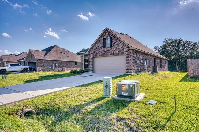 Building Photo - 211 Zachary Ln