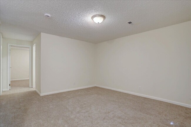 Building Photo - 2+ bedrooms 2.5 bathrooms