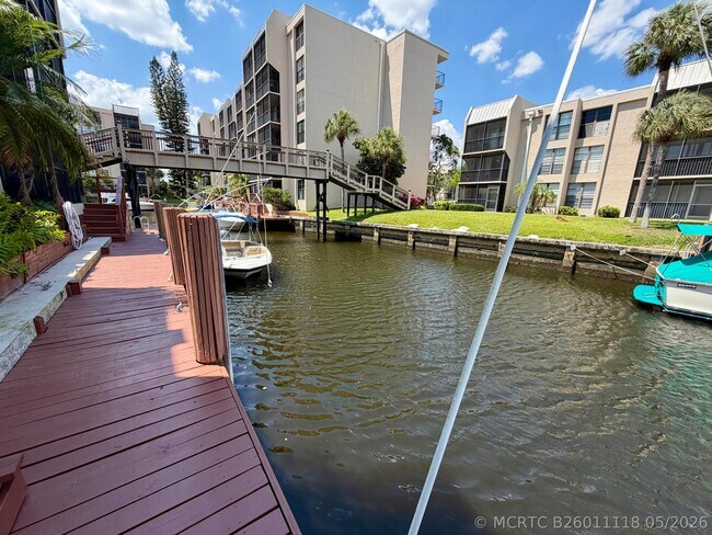 Building Photo - 6 Royal Palm Way