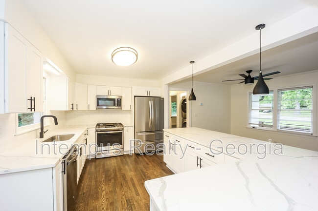 Building Photo - 3543 Bouldercrest Rd