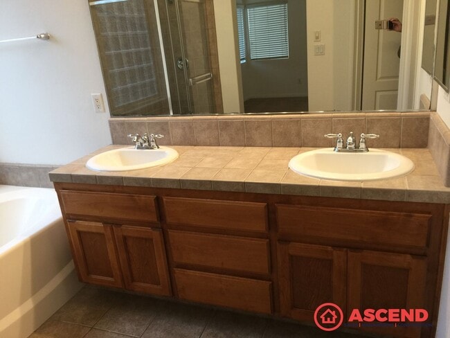 Building Photo - Comfortable 3-Bedroom, 2-Bath Home with Modern Kitchen