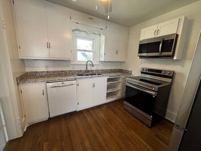 Building Photo - 3 Bedroom 2 Bathroom Home Near FE Warren & Frontier Park