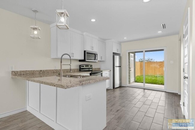 Building Photo - 690 Seminole Ln