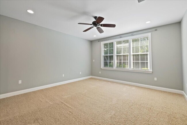 Building Photo - 4 Bedroom in Niceville!