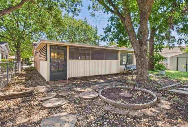 Building Photo - 5120 Parklane Dr