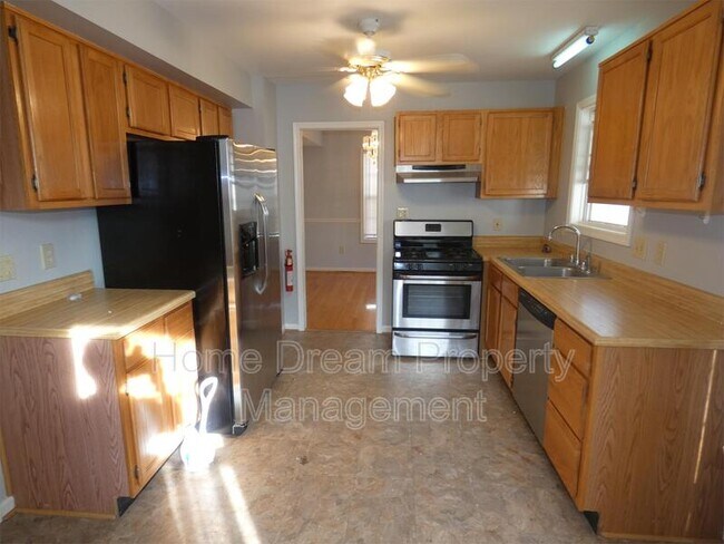 Building Photo - 2623 Van Buren St