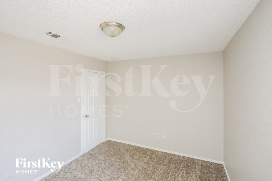 Building Photo - 2505 Hidden Springs Dr