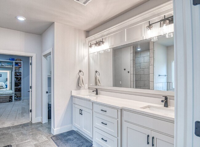 Building Photo - Spacious 5-Bedroom Home with 3 Full Baths ...