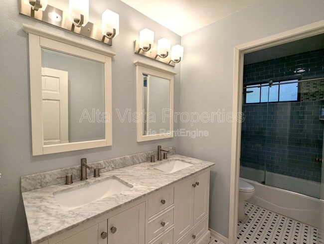 Building Photo - 8850 Villa La Jolla Dr