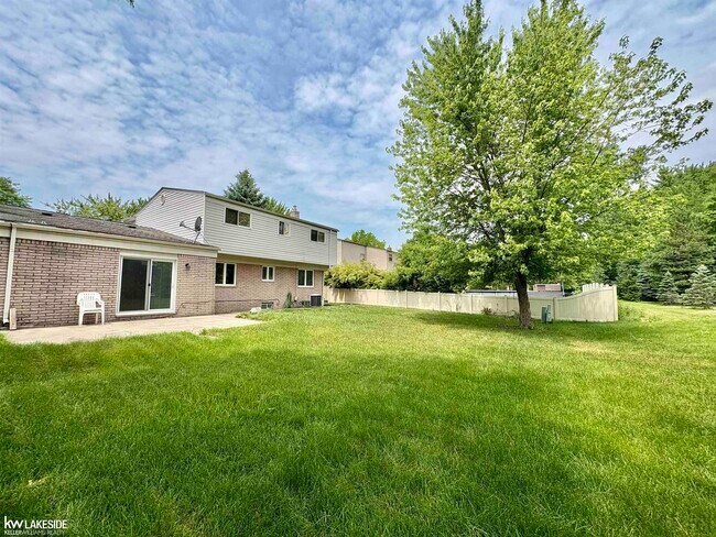 Building Photo - 3550 Kings Point Dr
