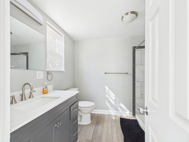 Building Photo - Gorgeous 4/3 in Quiet Neighborhood Utiliti...