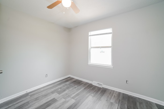 Building Photo - 317 NE Lakeview Dr