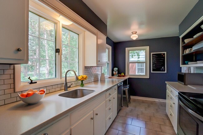 Building Photo - Charming West Side Single Family Home with Mid Century Modern feel