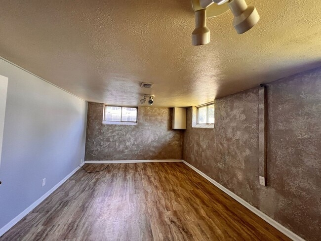 Building Photo - Move in ready!