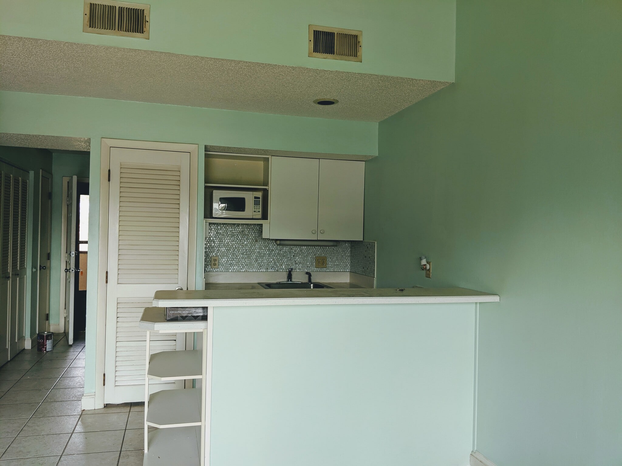 kitchen with bar counter - 1255 Ponce Island Dr