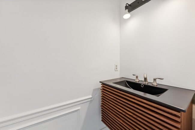 Building Photo - Charming 4 bedroom 3 bathroomSingle-Family Home for Rent! Discover your dream home with this stun...