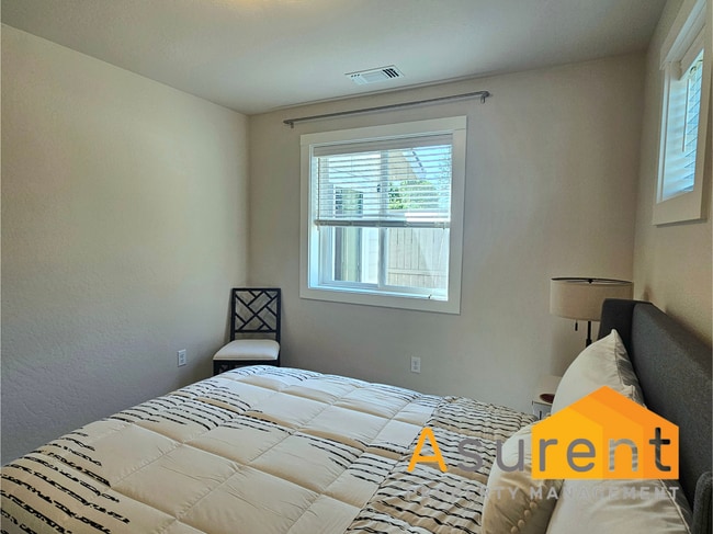 Building Photo - Beautiful fully furnished, single level 3 ...