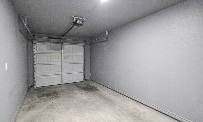 Building Photo - 2816 Leroy Cir