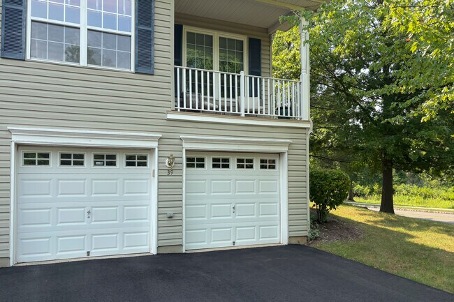 Building Photo - 39 Briar Ln