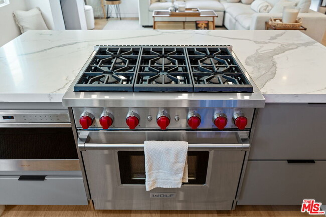 Building Photo - 358 N Bronson Ave