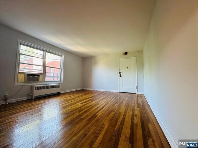 Building Photo - 2330 Linwood Ave