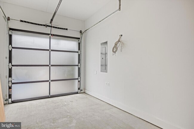 Building Photo - 8609 Woodbrook Ln