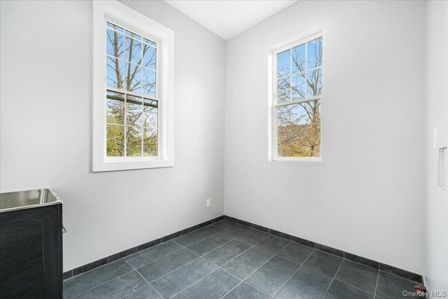 Building Photo - 260 W Main St