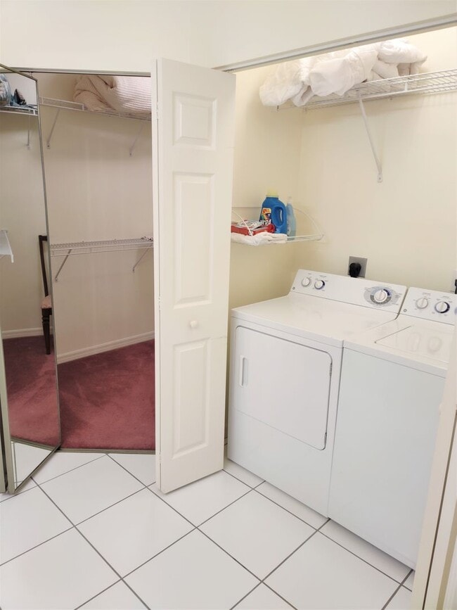 Building Photo - Annual Furnished - Attractive 2 Bedroom 2 Bathroom Plus a Den Condo with 2nd floor Reserve View!