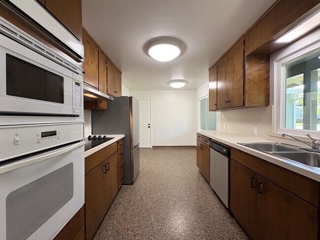 Building Photo - Charming 3BR/2BA Home in West Menlo Park