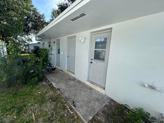 Building Photo - 4350-4352 SW 62nd Ave