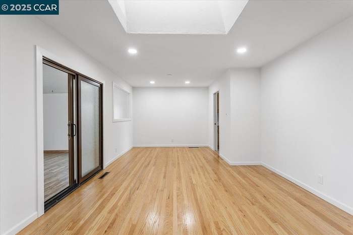 Building Photo - 987 Vía Bregani