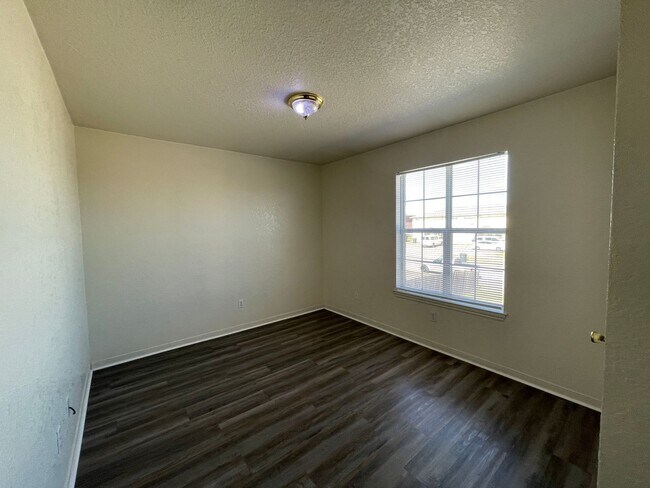 Building Photo - 1606 Dugger Cir