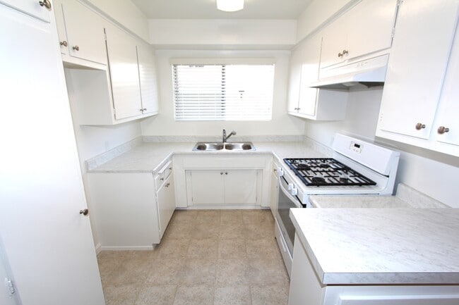 Building Photo - 18405 Valerio St