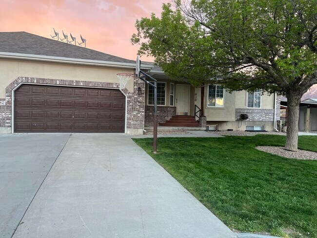 Primary Photo - 928 E. Bates Canyon Rd.