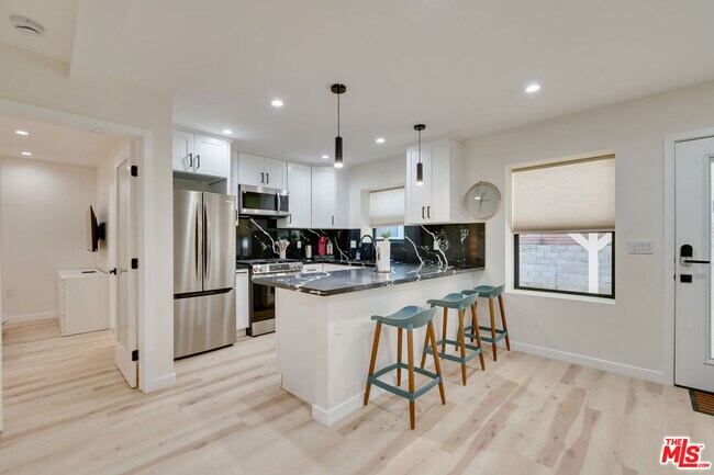Building Photo - 918 N San Vicente Blvd
