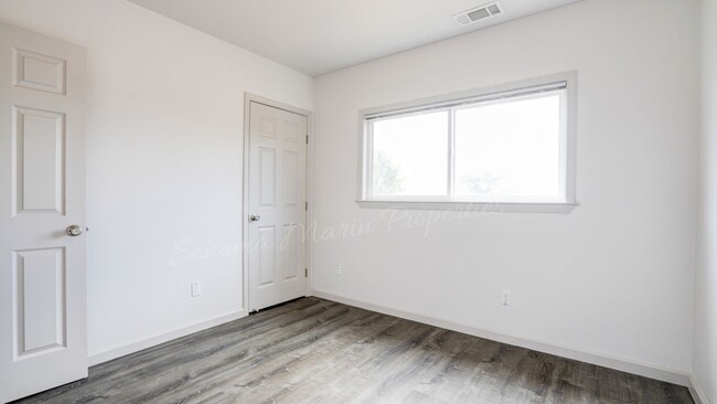 Building Photo - 382 Ely Rd N